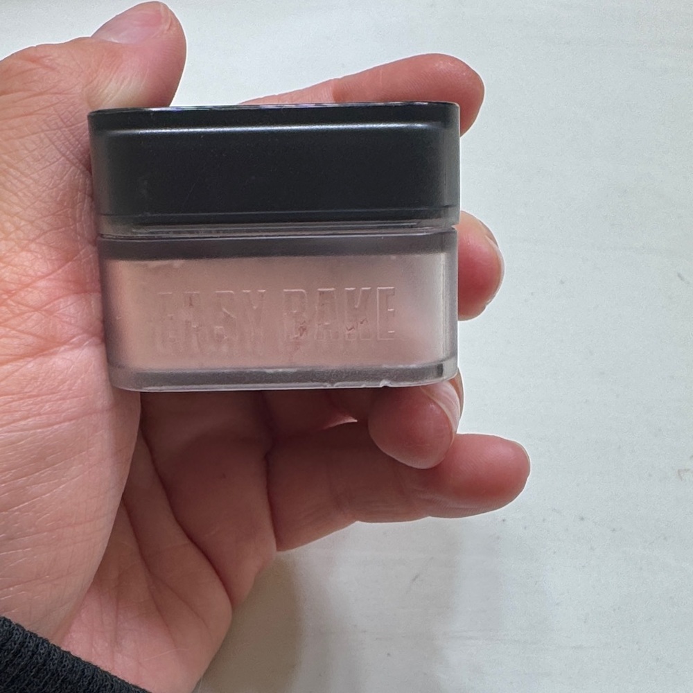 HUDA BEAUTY Black Compact - Picture 3 of 4